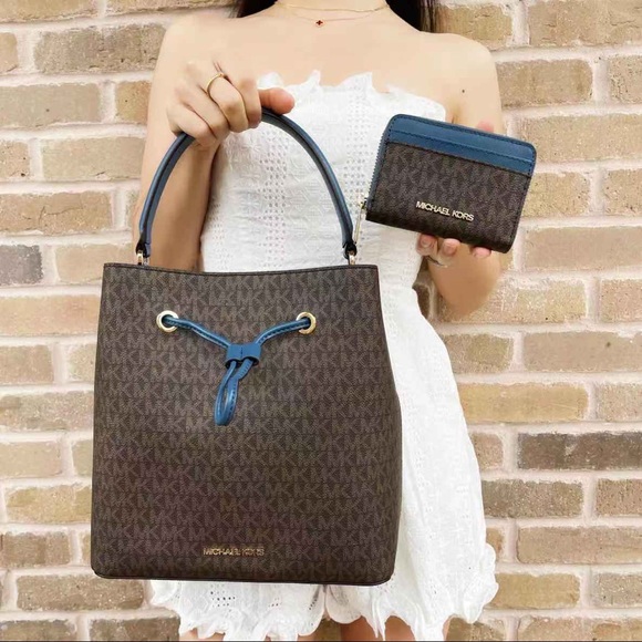Michael Kors Handbags - SET💕NWT Michael Kors Bucket Tote & CardCase